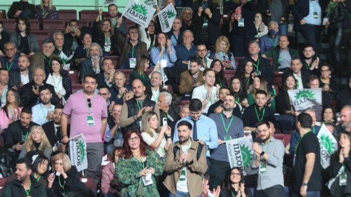 4ο-Συνέδριο-ΠΑΣΟΚ:-Εγκρίθηκαν-ομόφωνα-η-Διακήρυξη,-το-Πρόγραμμα-και-το-Καταστατικό