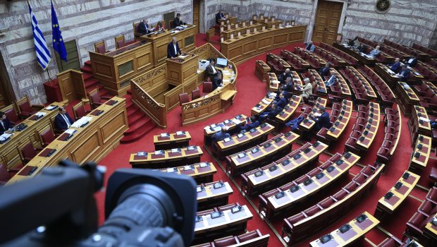 Βουλή:-«Τεχνητή-ένταση»-καταλογίζει-στο-ΠΑΣΟΚ-η-κυβέρνηση-–-«Ο-πρωθυπουργός-δεν-ξεφύγει-από-τα-ερωτήματα»,-απαντά-ο-Μάντζος
