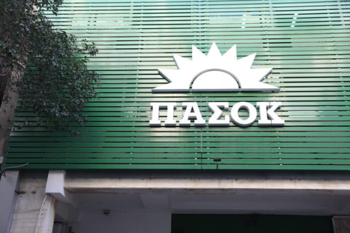 Μύδροι-ΠΑΣΟΚ-για-την-μετάθεση-της-προ-ημερησίας:-«Δραπετεύει-ο-πανικόβλητος-«Νίξον»-του-Μαξίμου