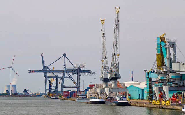 Μερική-διακοπή-της-ναυτιλιακής-κίνησης-γύρω-από-το-λιμάνι-της-Αμβέρσας-λόγω-διαρροής-πετρελαίου