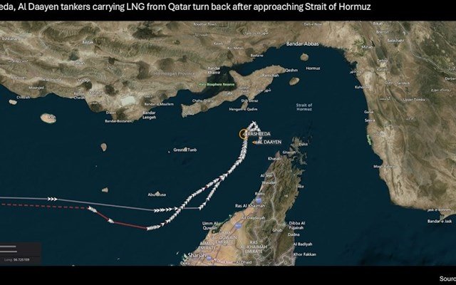 Θρίλερ-με-αμερικανικό-πολεμικό-πλοίο-στα-Στενά-του-Ορμούζ
