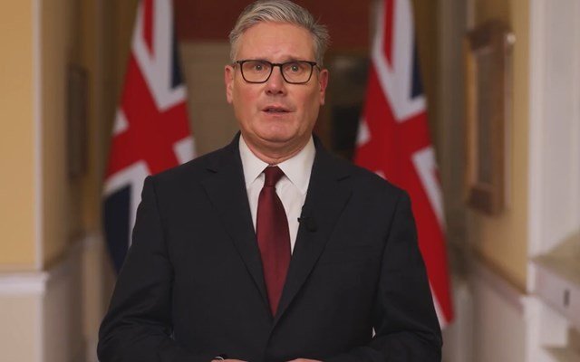 Στάρμερ:-Οι-πλατφόρμες-κοινωνικής-δικτύωσης-πρέπει-να-σταματήσουν-το-ατελείωτο-σκρολάρισμα