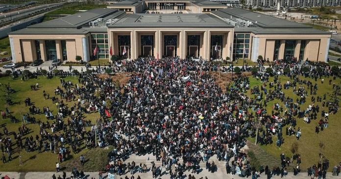 Εννέα-στους-δέκα-Τ/κ-θεωρούν-ότι-τα-πράγματα-πηγαίνουν-προς-λάθος-κατεύθυνση-στα-κατεχόμενα,-σύμφωνα-με-δημοσκόπηση