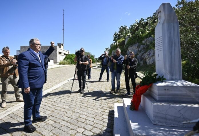 Στον-βράχο-της-Ακροναυπλίας-και-στο-μνημείο-των-Ακροναυπλιωτών-ο-Δ.-Κουτσούμπας