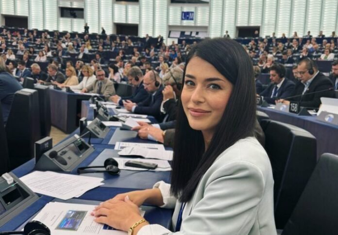 Η-Πρόεδρος-της-ΦΩΝΗΣ-ΛΟΓΙΚΗΣ-και-Ευρωβουλευτής-Αφροδίτη-Λατινοπούλου-στο-Μιλάνο-δίπλα-στους-patriots