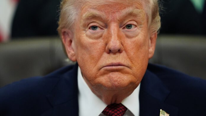 Η-εκστρατεία-απελάσεων-του-Τραμπ-μπορεί-να-κοστίσει-στους-Ρεπουμπλικανούς-στις-ενδιάμεσες-εκλογές,-δείχνει…