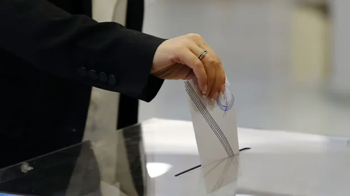 Δημοσκόπηση-realpolls:-Προβάδισμα-ΝΔ-στο-30,6%-και-άνοδος-Τσίπρα-(πίνακες)
