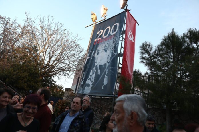 ΚΚΕ:-Τίμησε-τους-200-κομμουνιστές-της-Καισαριανής-στο-κατάμεστο-Σκοπευτήριο-|-Το-Κουτί-της-Πανδώρας