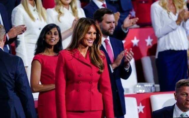 Η-Μελάνια-Τραμπ-καλεί-το-abc-να-“πάρει-θέση”-για-τον-Τζίμι-Κίμελ-για-αστείο-που-έκανε-πριν-το-συμβάν-στο-δείπνο-των-ανταποκριτών