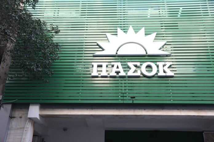 ΠΑΣΟΚ:-Μετά-τις-επιστολές-στις-Βρυξέλλες-για-τις-πολυεθνικές,-τη-«θλίψη»-και-την-«οργή»-για-την-ακρίβεια,-ήρθε-και-η-ομολογία-της-αποτυχίας