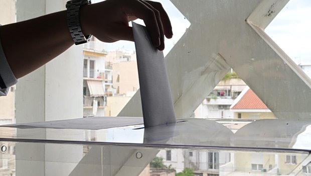 Δημοσκόπηση:-Υποχωρεί-η-Νέα-Δημοκρατία-–-Με-διαφορά-δεύτερη-η-ΕΛΑΣ-του-Τσίπρα-–-Σηκώνονται-από-τον-«καναπέ»-οι-ψηφοφόροι