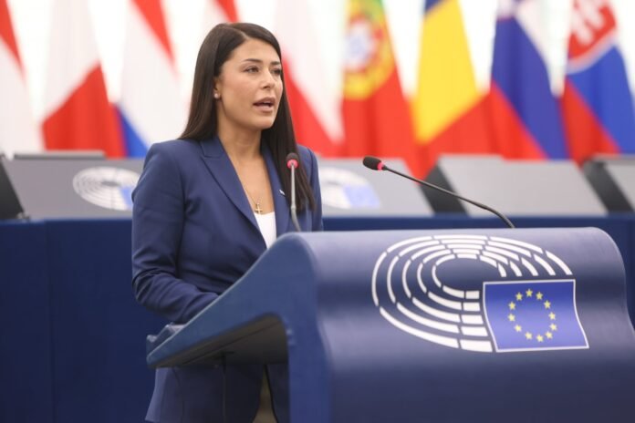 Λατινοπούλου:-Η-κυβέρνηση-αυξάνει-τους-μετακλητούς-και-μειώνει-τους-εκπαιδευτικούς