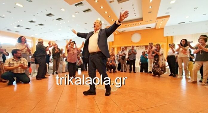 Το-βαρύ-ζεϊμπέκικο-του-Δημήτρη-Κουτσούμπα-στα-Τρίκαλα-–-Χόρεψε-το-«στείλε-ουρανέ-μου-ένα-πουλί»-του-Μίκη-Θεοδωράκη-(Βίντεο)