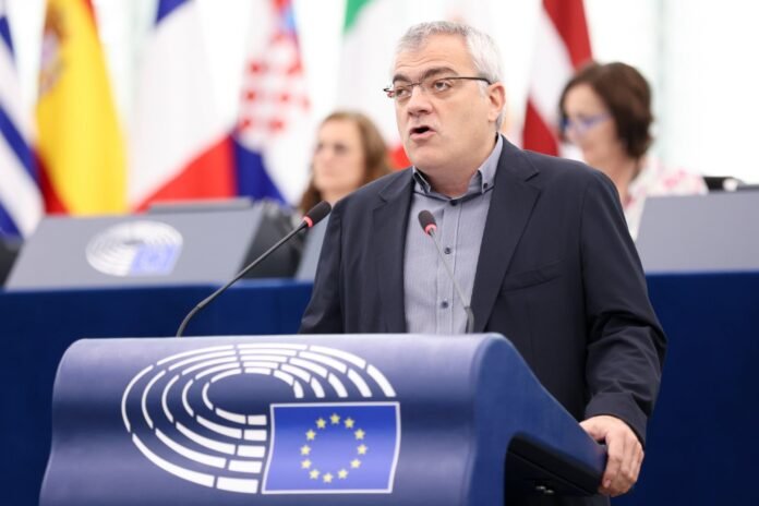 Κ.-Παπαδάκης-(ΚΚΕ)-κατά-ΕΕ-για-το-ουκρανικό-drone-στη-Λευκάδα:-Προκλητικά-βλέπετε-μόνο-αυτά-που-εκτοξεύει-η-Ρωσία