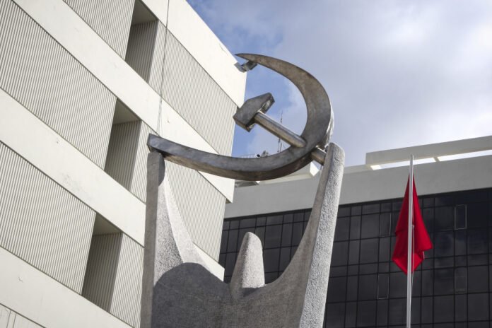 ΚΚΕ-κατά-Μητσοτάκη:-«Σέρνει-τον-λαό-πιο-βαθιά-στα-σφαγεία-των-πολέμων»