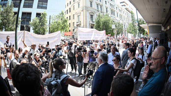 Ο-Δημήτρης-Κουτσούμπας-στην-σημερινή-απεργιακή-συγκέντρωση-στο-Υπουργείο-Εργασίας
