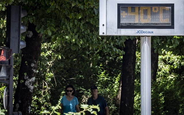 “Τα-κλιματιστικά-δεν-θα-λύσουν-το-πρόβλημα”,-λέει-οικολόγος-υπουργός-εν-μέσω-καύσωνα-ρεκόρ-στη-Γαλλία