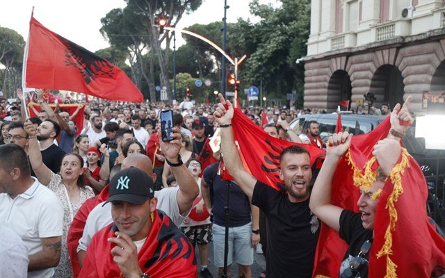 Αλβανία:-Διαδηλωτές-πέταξαν-αυγά-σε-αυτοκίνητα-βουλευτών-–-Οι-Αρχές-προχώρησαν-σε-συλλήψεις