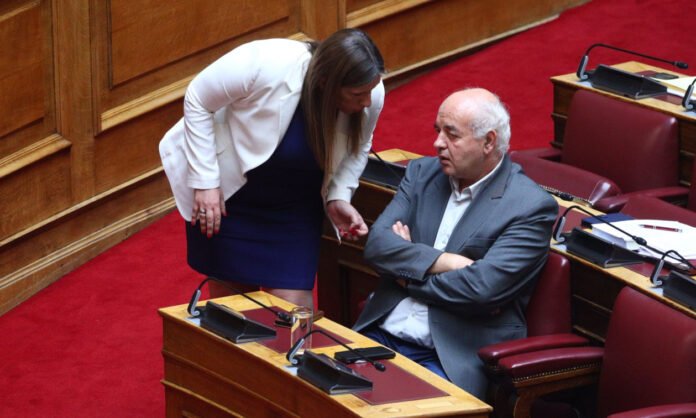 Εκτός-ορίων-η-κόντρα-Κωνσταντοπούλου-–-ΚΚΕ:-«Στο-τέλος-του-κατήφορου-ο-βούρκος»-«Αφήνετε-σκουπίδια»