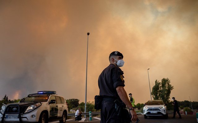 Πυρκαγιές:-Εκκενώνονται-ολόκληρες-πόλεις-σε-Γαλλία-και-Ισπανία-–-Εκατοντάδες-χιλιάδες-εγκαταλείπουν-τα-σπίτια-τους
