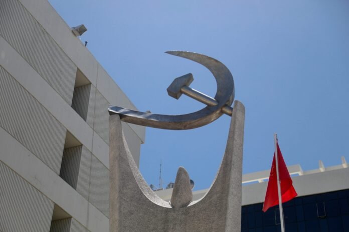 ΚΚΕ-κατά-Μητσοτάκη-για-τις-πυρκαγιές:-Η-Κυβέρνηση-μιλά-για-«τιμή»,-αλλά-αντιμετωπίζει-τους-πυροσβέστες-ως-αναλώσιμους