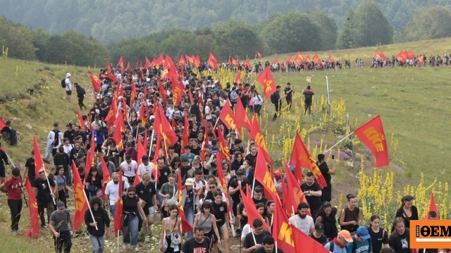 Δείτε-βίντεο-με-μέλη-της-ΚΝΕ-να-βαδίζουν-στο-Βίτσι-φωνάζοντας-συνθήματα-–-Οι-αιχμές-Κουτσούμπα-κατά-Τσίπρα-στην-αντιιμπεριαλιστική-κατασκήνωση