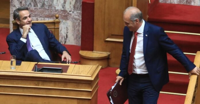Δεξιά-πολυκατοικία-/-Οι-δύο-Κυριάκοι-χέρι-χέρι-μετά-τις-εκλογές