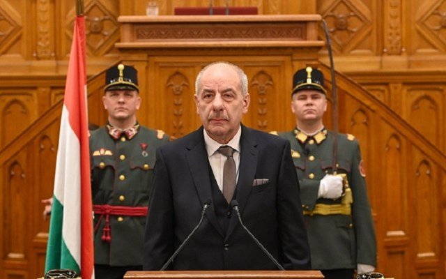 Ουγγαρία:-Εγκρίθηκε-η-συνταγματική-μεταρρύθμιση-για-την-απομάκρυνση-του-προέδρου-Σούλιοκ