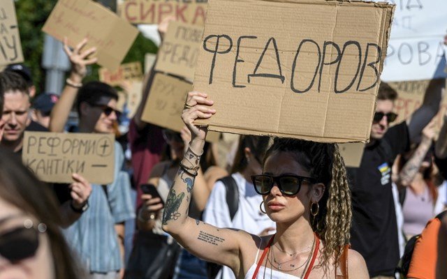 Συνεχίζονται-οι-διαδηλώσεις-διαμαρτυρίας-στην-Ουκρανία-μετά-την-αποπομπή-του-υπουργού-Άμυνας