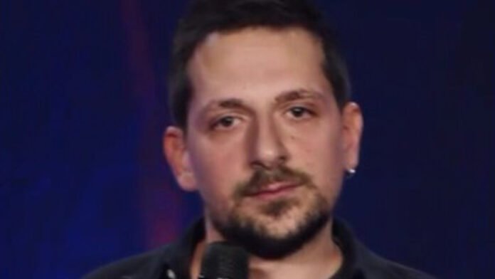 stand-up-comedy:-Σχολιάζοντας-την-Αριστερά-και-το-ΚΚΕ-στην-παράσταση-«Πάνω-απ’-όλα-άνθρωποι»