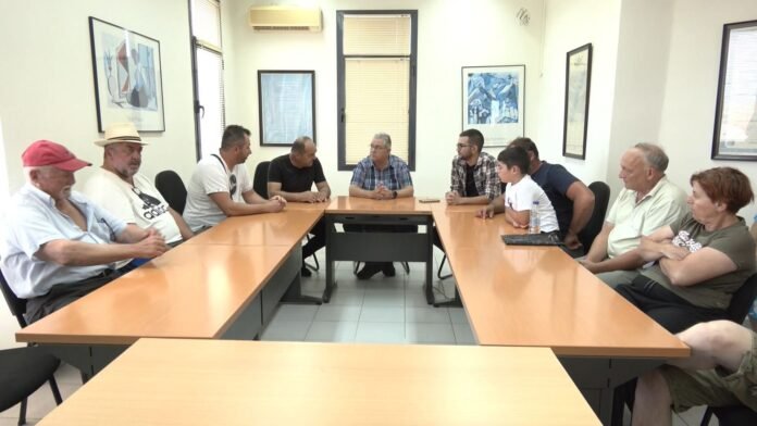 Ο-Γραμματέας-του-ΚΚΕ-Δημήτρης-Κουτσούμπας-σε-περιοχές-της-Φθιώτιδας-που-επλήγησαν-από-χαλαζόπτωση
