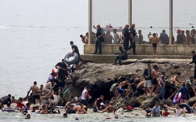 Κρίση-στη-Θέουτα:-Στους-75-οι-νεκροί-–-70.000-έχουν-ήδη-επιστρέψει-στο-Μαρόκο,-δεν-κινδύνευσε-ο-χώρος-Σένγκεν,-λέει-η-Μαδρίτη