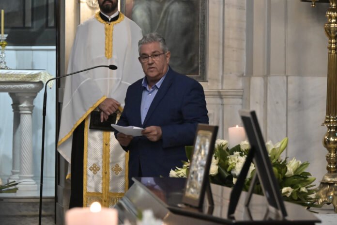 Ο-Κουτσούμπας-εκφώνησε-επικήδειο-στην-κηδεία-του-Λάκη-Χαλκιά:-Τιμή-μας-που-στήριξες-τον-αγώνα-του-ΚΚΕ