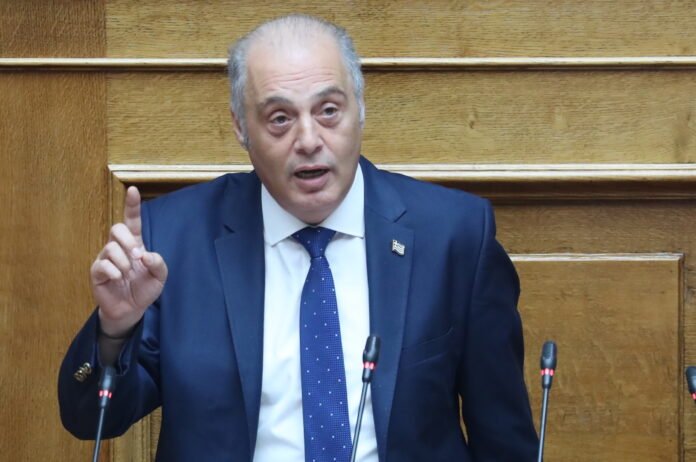 Βελόπουλος:-Ο-Μητσοτάκης-συμπεριφέρεται-ως-αυτοκράτορας-κάνει-ό,τι-θέλει,-δεν-λογοδοτεί-δεν-απολογείται