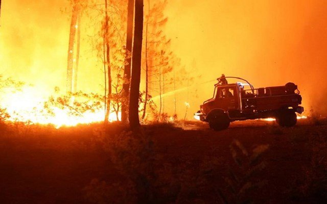 Γαλλία:-Περίπου-1.200-κατασκηνωτές-απομακρύνθηκαν-εσπευσμένα-εξαιτίας-πυρκαγιών-στο-Πα-ντε-Καλαί