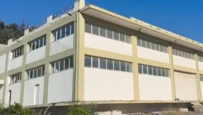 Παρέμβαση-Βελόπουλου-στη-Βουλή-για-τις-αποθήκες-Σκουλούδη:-Ζητά-άμεση-ακύρωση-της-δομής-μεταναστών