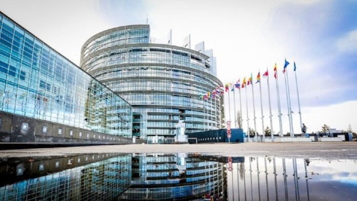 ΚΚΕ-κατά-ΕΕ-και-κυβέρνησης-για-τον-13ο-14ο-μισθό:-«Μόνιμος-κόφτης»-οι-δημοσιονομικοί-κανόνες