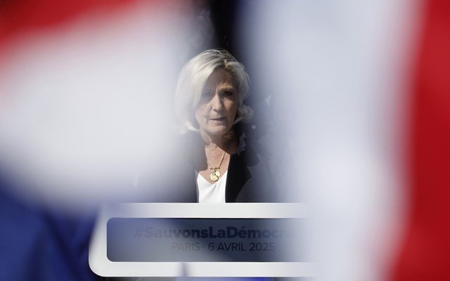 politico-Γαλλία:-Ποτέ-οι-μετριοπαθείς-και-κεντρώοι-δεν-ήταν-πιο-αδύναμοι-και-πολυδιασπασμένοι-–-Προς-προεδρική-“μονομαχία-των-άκρων”