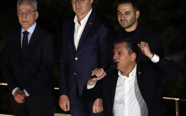Τουρκία:-Ο-επικεφαλής-της-αντιπολίτευσης-Οζγκιούρ-Οζέλ-καταγγέλλει-τους-“προδότες”-που-μεταπηδούν-στο-κόμμα-του-Τ.-Ερντογάν