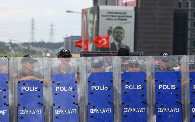 Τουρκία:-Δικαστήριο-διέταξε-την-προφυλάκιση-16-ατόμων-στη-Σμύρνη-έπειτα-από-εφόδους-σε-χώρους-της-κοινότητας-ΛΟΑΤΚΙ+