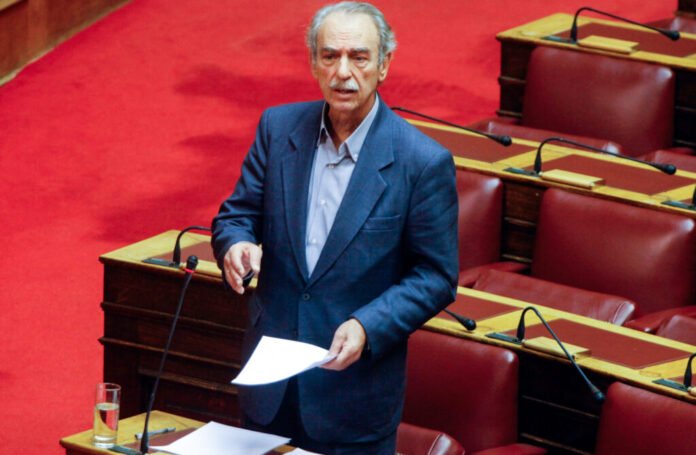 Με-ένα-γαρύφαλλο-στη-Βουλή-ο-Δημήτρης-Κουτσούμπας-για-τον-Σπύρο-Χαλβατζή-–-Στο-ΣΦΕΑ-το-πολιτικό-«αντίο»