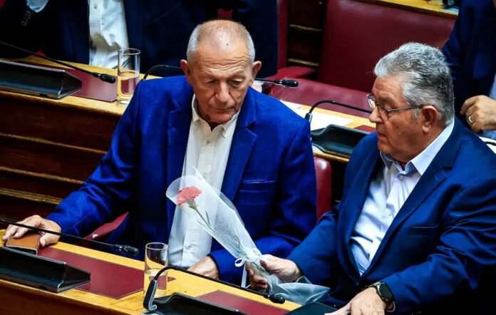 Σπύρος-Χαλβατζής:-Με-ένα-γαρύφαλλο-στη-Βουλή-ο-Κουτσούμπας-αποχαιρέτησε-το-ιστορικό-στέλεχος-του-ΚΚΕ