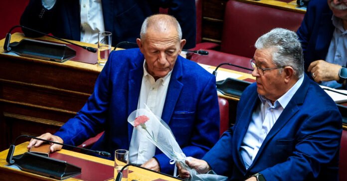 Το-πολιτικό-«αντίο»-στον-Σπύρο-Χαλβατζή-–-Το-γαρύφαλλο-του-Δημήτρη-Κουτσούμπα-στη-Βουλή-και-η-τελετή-στο-ΣΦΕΑ
