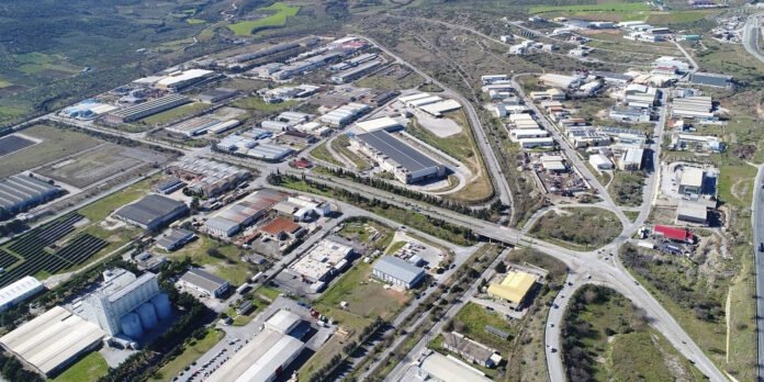 Ροδοτόπι:-15-και-30-άτομα-σε-ένα-σπίτι-–-Η-καταγγελία-του-ΚΚΕ-για-την-«ασυδοσία»-των-βιομηχανιών