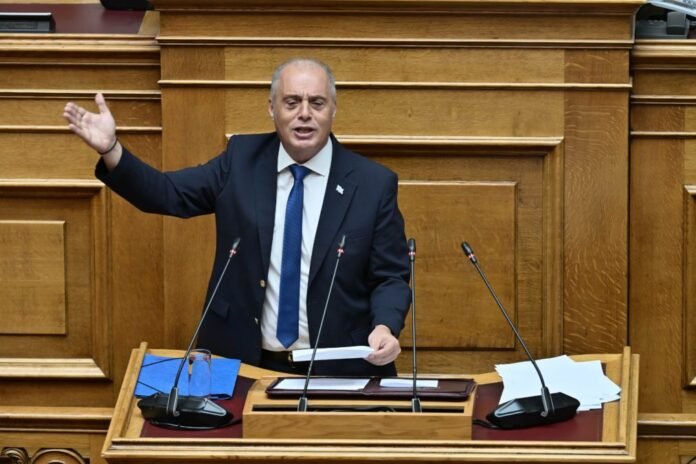 Βελόπουλος-στη-Βουλή:-Εσείς-στα-μεγάλα-σαλόνια-με-τους-ολιγάρχες,-εμείς-στα-μεγάλα-αλώνια-του-μόχθου
