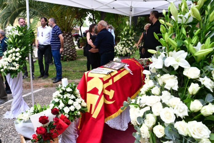 Σε-κλίμα-βαθιάς-συγκίνησης-το-τελευταίο-«αντίο»-στον-Σπύρο-Χαλβατζή