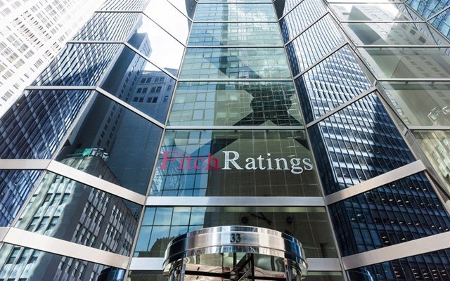 fitch:-Κοντά-σε-υποβάθμιση-εκτός-επενδυτικής-βαθμίδας-(“junk”)-η-Ρουμανία-εάν-παραταθεί-η-πολιτική-κρίση