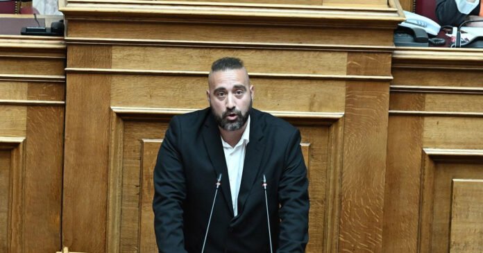 Το-κόμμα-Κασιδιάρη-εμφανίστηκε-στη-Βουλή-–-Σφοδρές-αντιδράσεις