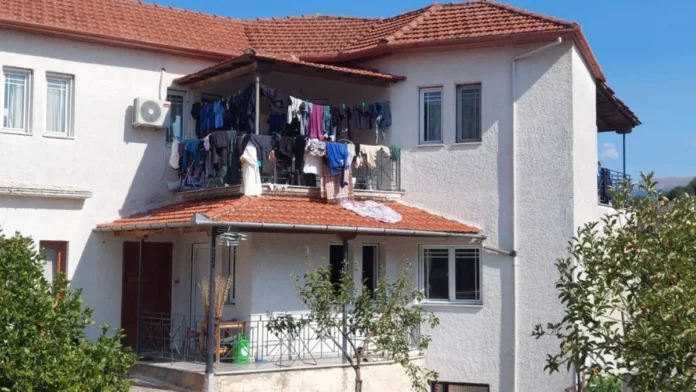 Ροδοτόπι:-15,-18-και-32-εργάτες-σε-ένα-σπίτι-–-Η-αυτοψία-του-ΚΚΕ-και-η-καταγγελία-για-«σύγχρονο-δουλεμπόριο»