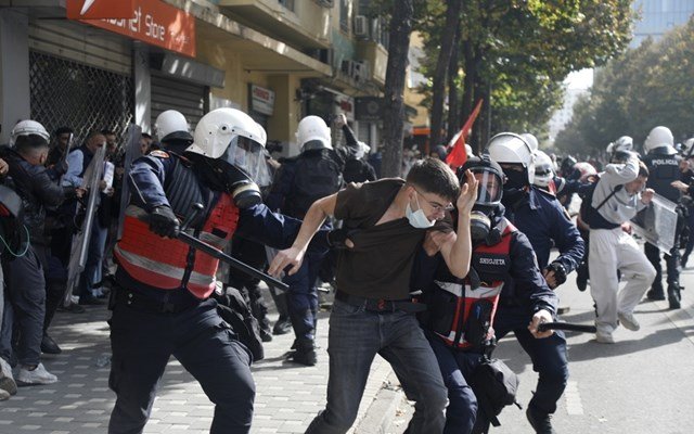 Αλβανία:-Με-επεισόδια-ξεκίνησε-η-έκτη-ημέρα-κινητοποιήσεων-στα-Τίρανα